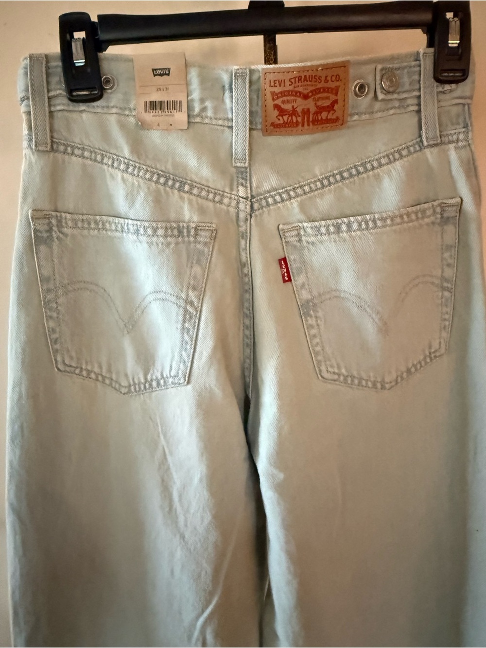 Levi's Women's Cinch Baggy Jeans - Picture 3 of 7